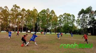 4 Tim adu kekuatan rebutkan Piala Gubernur Riau Daihatsu Teacher Super League di lapangan UNILAK